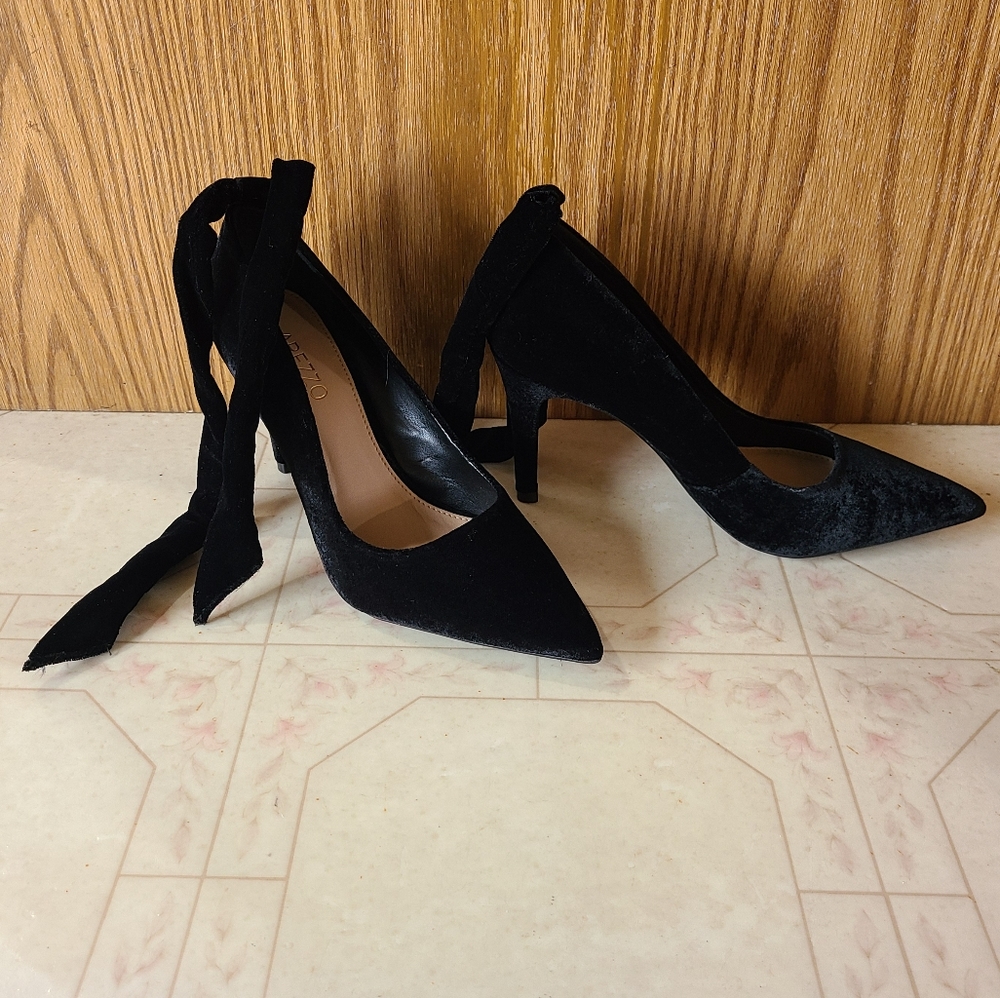 NWOB Arezzo Classic Black Velvet Bow Heels Size 6 ♡ - Picture 3 of 10